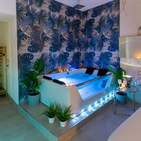 Mazzini Luxury Jacuzzy Suite Catania Bagian luar foto